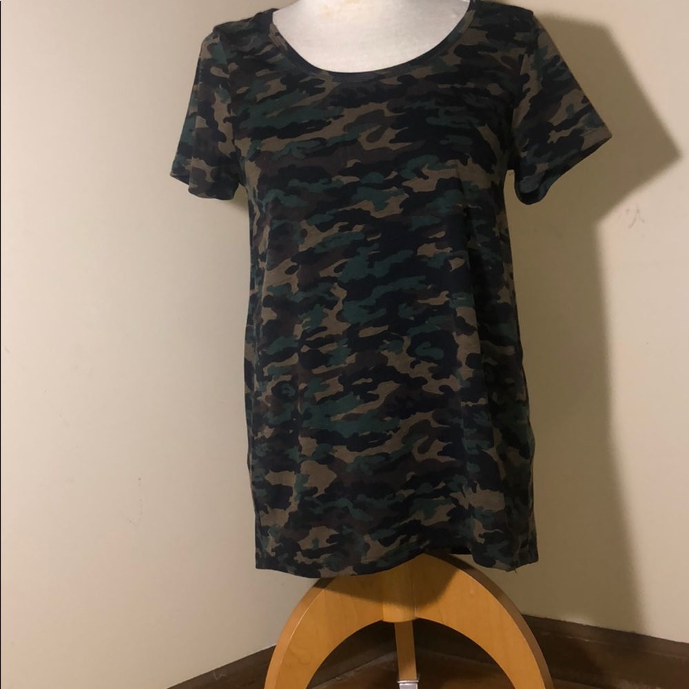 LuLaRoe Classic tee XS in camo